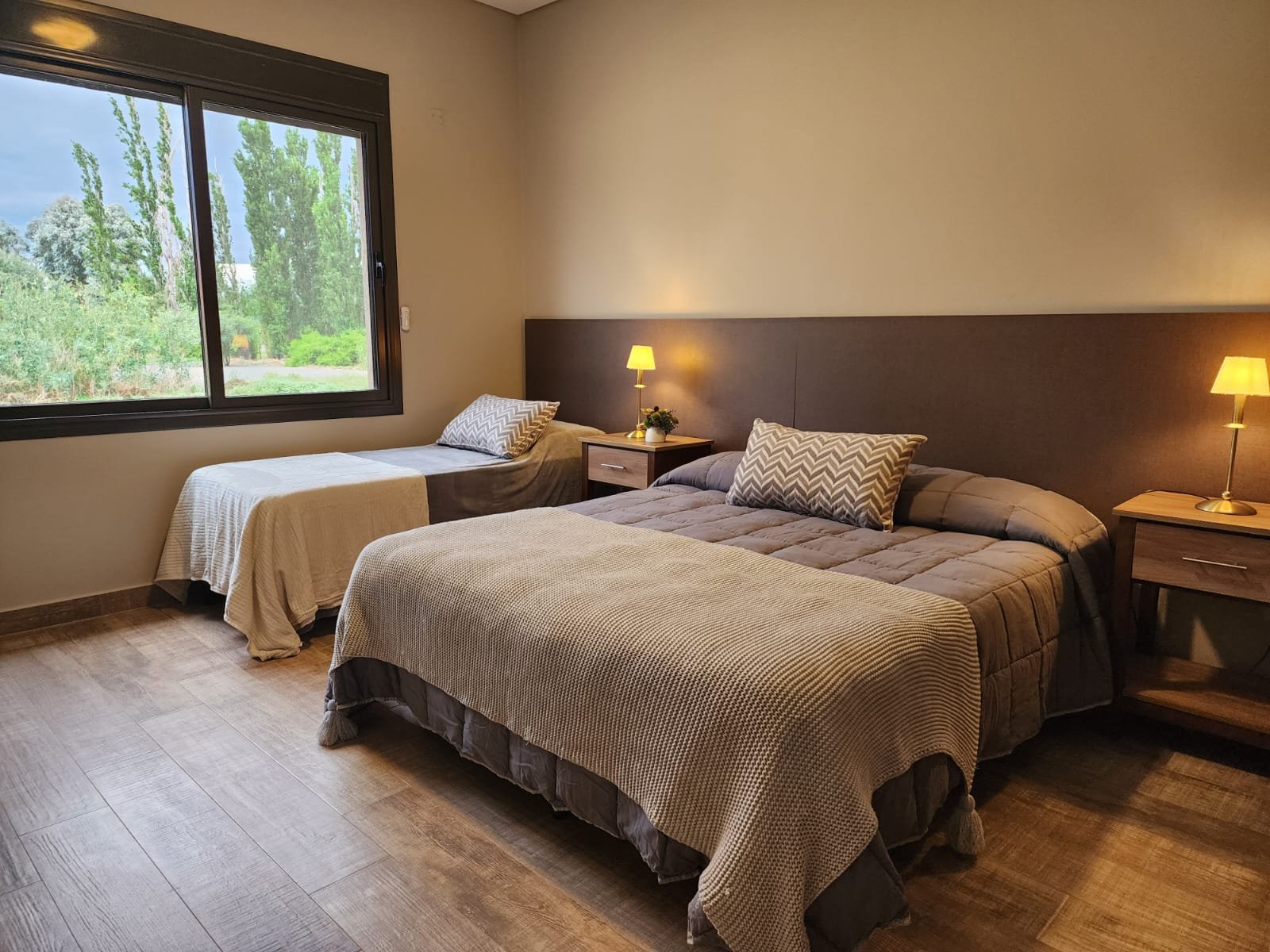 Habitación doble de hotel con estilo moderno y luz cálida — proyecto Ca La Estancia, por Luciana González Anderson, en Cafayate